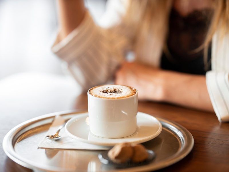 Pauze cu sens: Cafeaua și Ciocolata Caldă care au grijă de noi