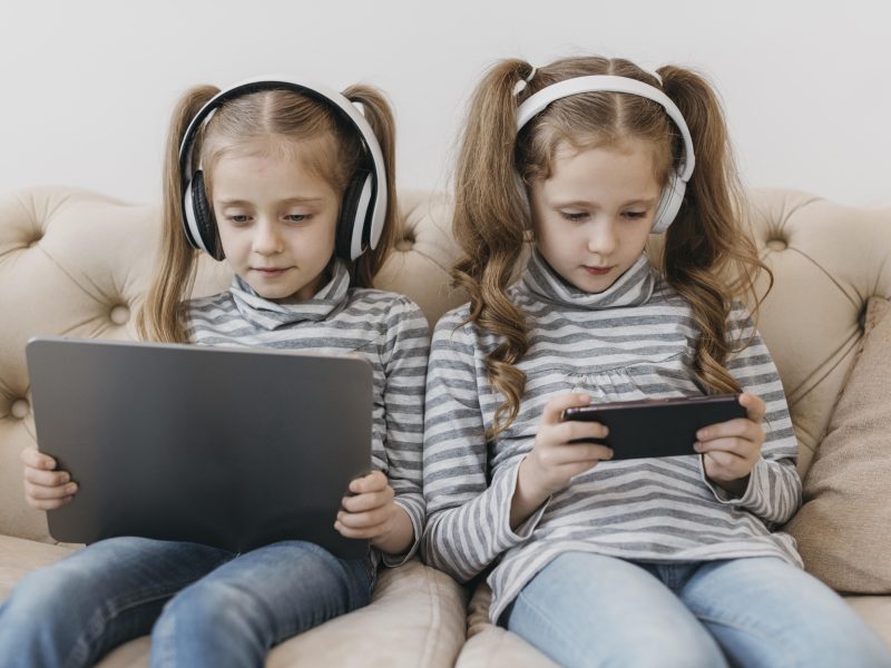 Cum reducem timpul petrecut în fața ecranelor – idei practice pentru părinți și copii
